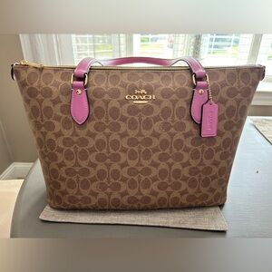 Coach Gallery Tote Bag In Signature Canvas Tan Fuchsia Pink NEW